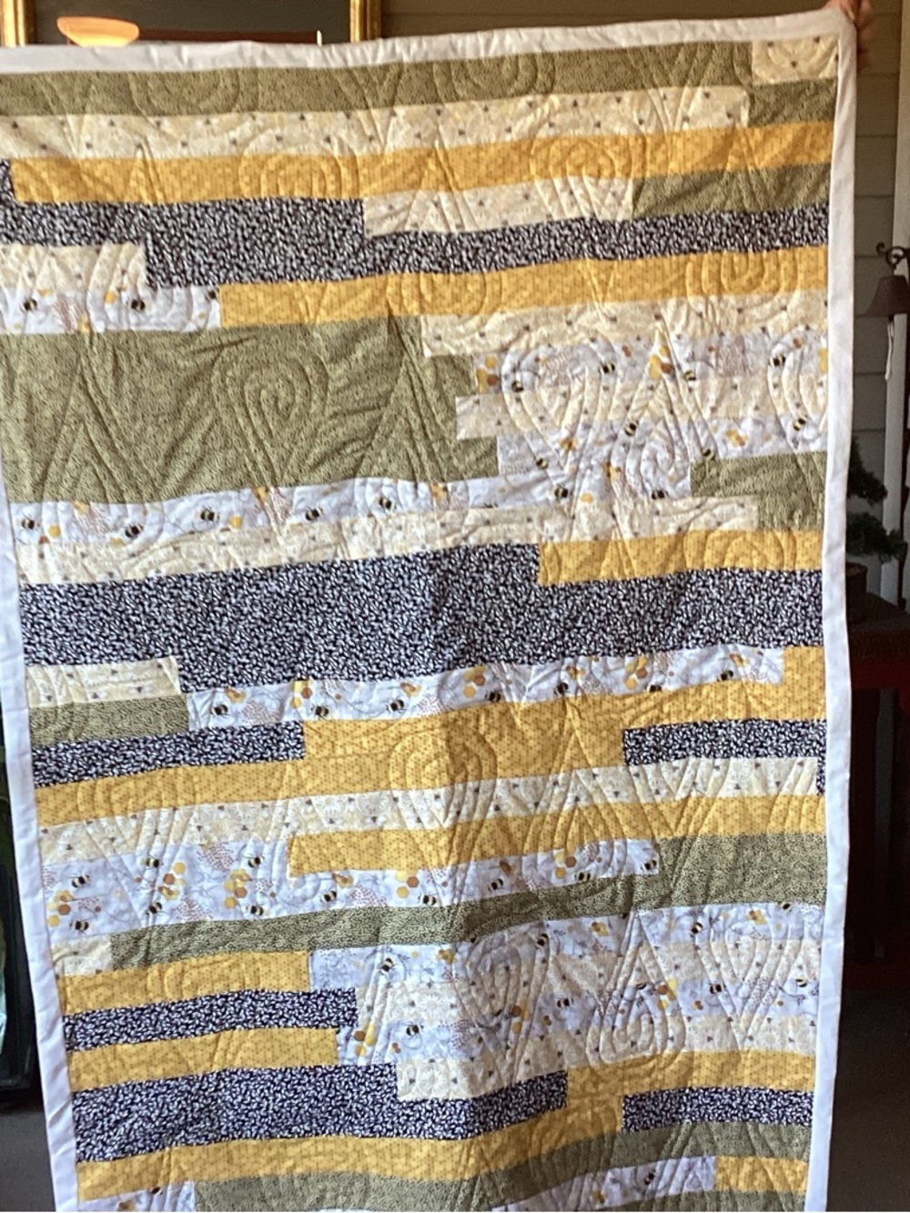 NWOT All A’Buzz Beautiful Bees Lap Quilt